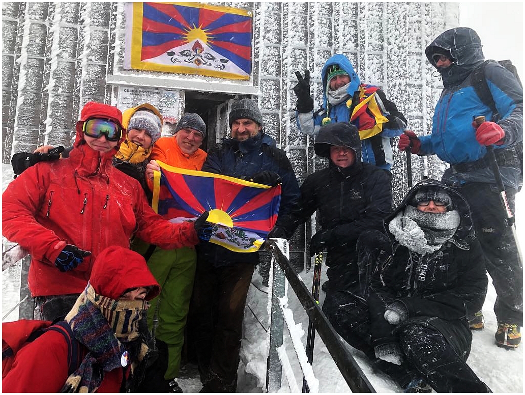Na střeše České republiky zavlála tibetská vlajka